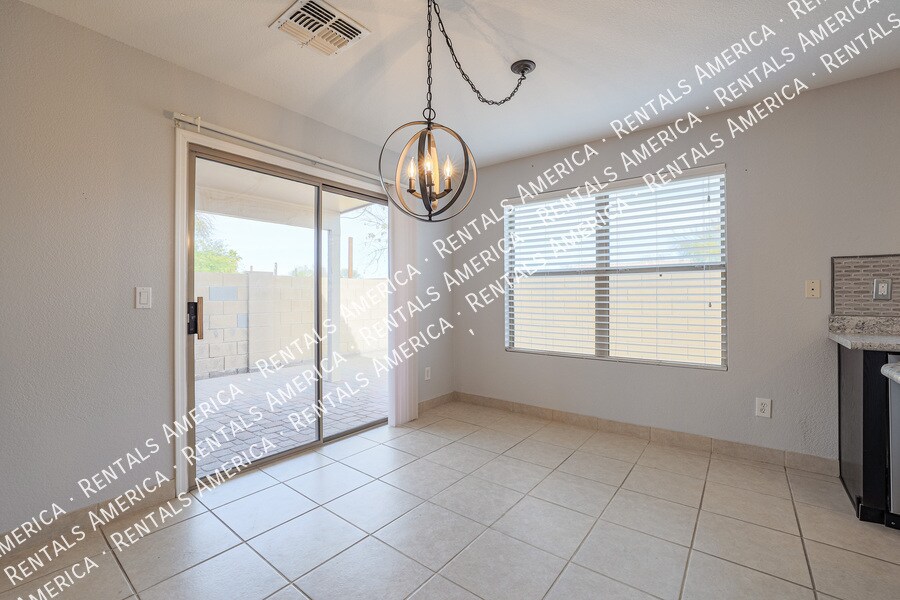 Building Photo - 1324 S Mosley Ct