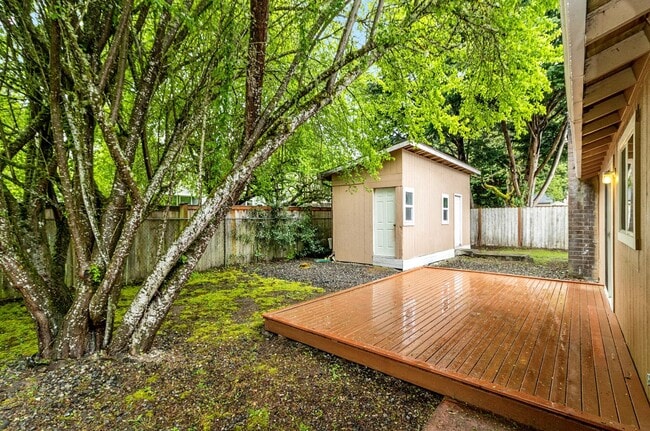 Building Photo - Kirkland Rambler for rent! Contact Jennifer for a showing 4252238096