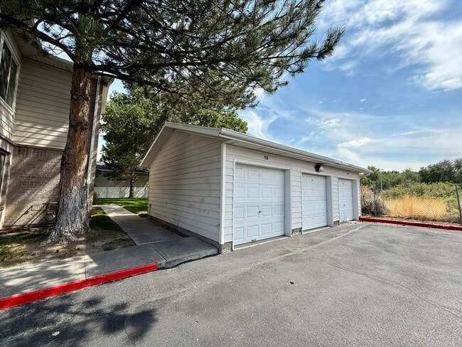 Building Photo - Murray Condo