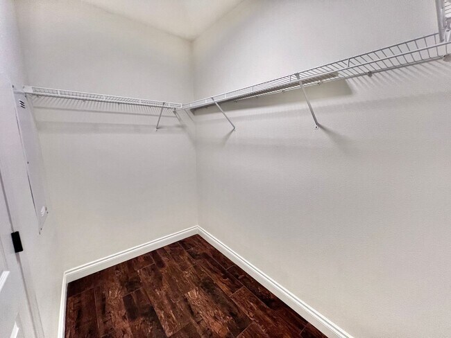 Building Photo - $2,350 Bullard & Locan, 3 bedroom - Wrenwo...