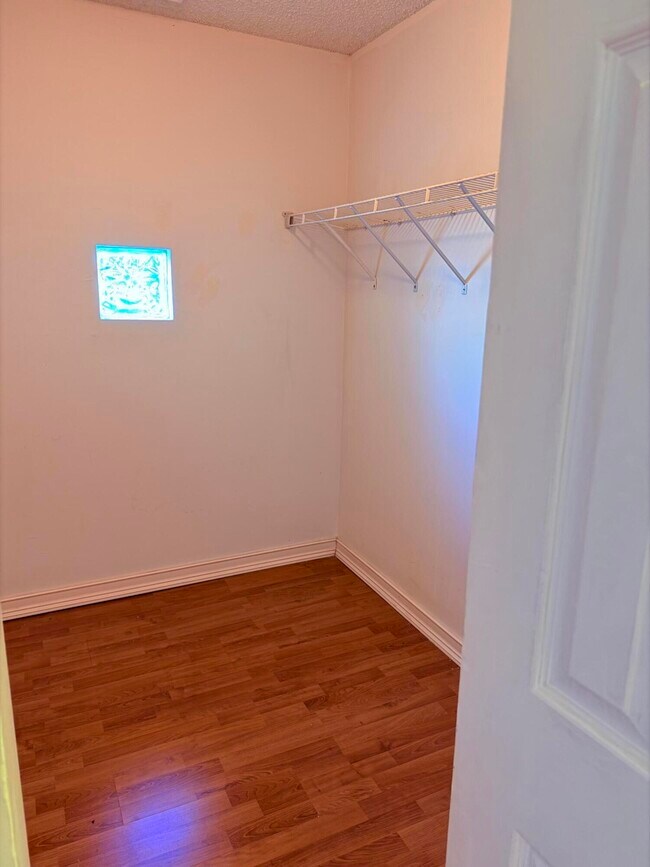 Building Photo - 1040 Lake Shore Dr