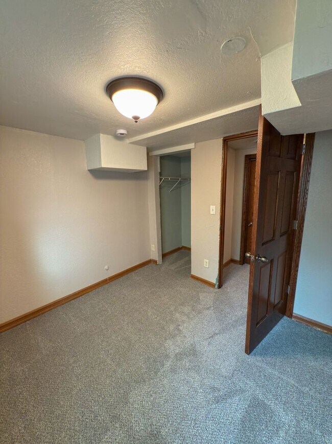 Building Photo - 2614 Dupont Ave N