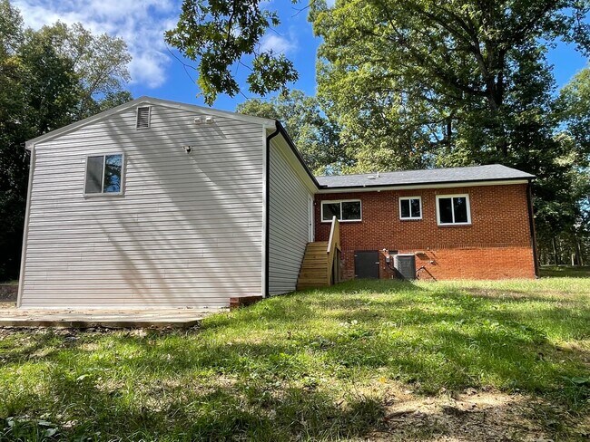 Building Photo - NEWLY REMODLED 3 BED, 2 BATH BRICK HOME LOCATED IN ASHEBORO! $1,750 RENT $1,750 DEPOSIT