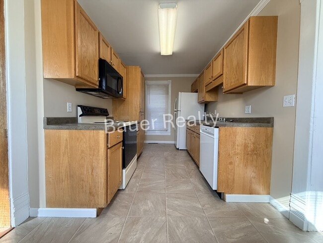 Building Photo - Three Beds, 1.5 Baths