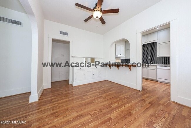 Building Photo - Historic Four Bedroom HOme