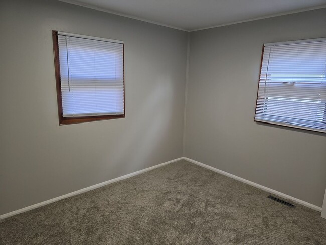 Building Photo - Freshly Updated 2 bedroom with Detached Ga...