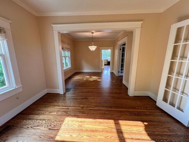 Building Photo - Gorgeous, Executive Living in Beautiful Ma...