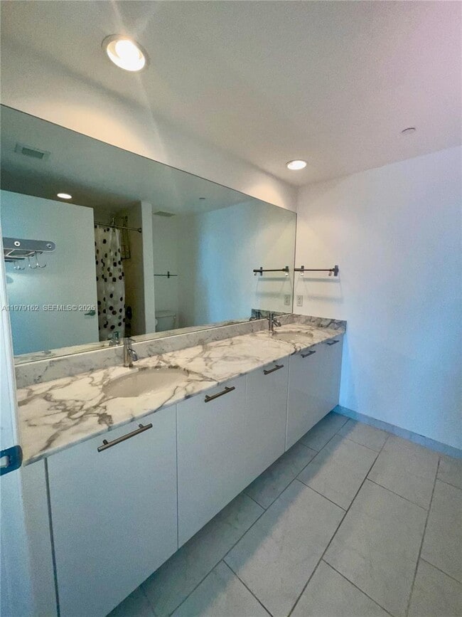 Building Photo - 951 Brickell Ave