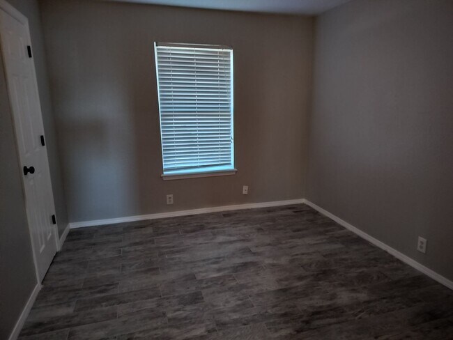 Building Photo - 3 Bedroom, 1 bathroom house in Edmond, OK with central heat and air