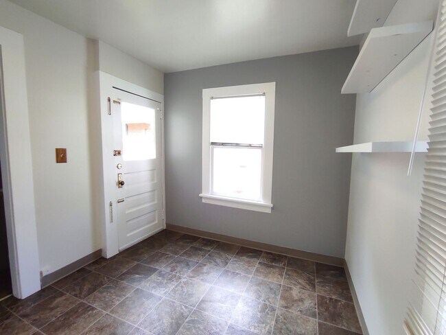 Building Photo - Charming Studio in Prime Goose Hollow Location