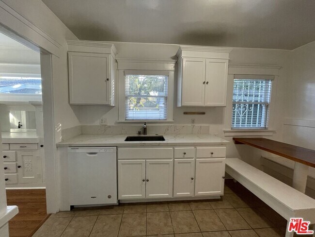 Building Photo - 1155 1/2 N Genesee Ave