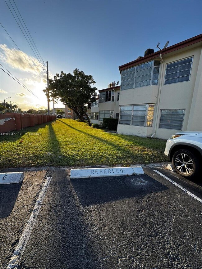 Building Photo - 1601 NE Miami Gardens Dr