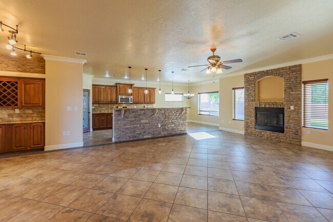 Building Photo - Spacious & Modern 4 Bedroom Home - 1 Pet A...