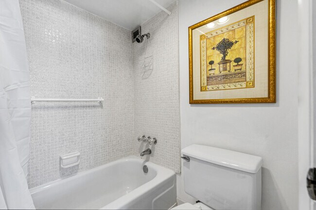 Building Photo - 1236 Hillsboro Mile