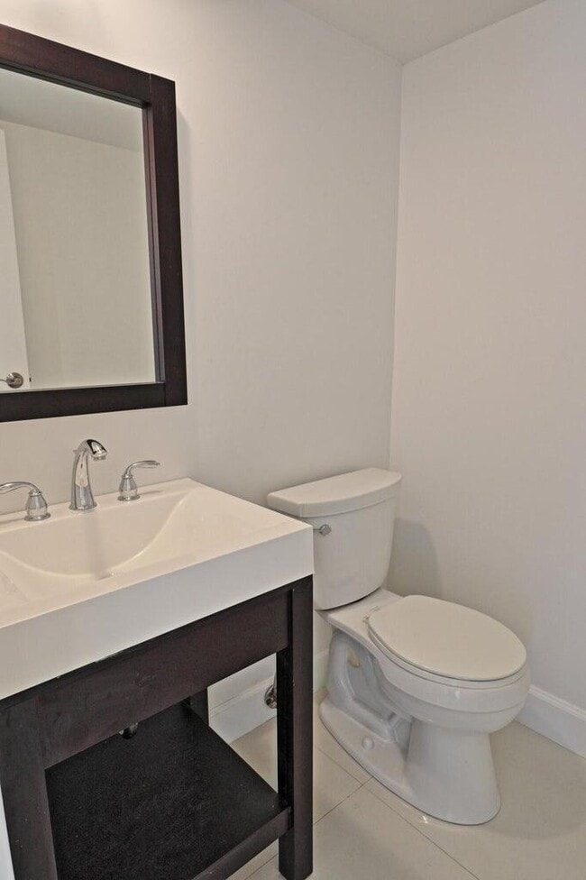 Building Photo - 800 Parkview Dr