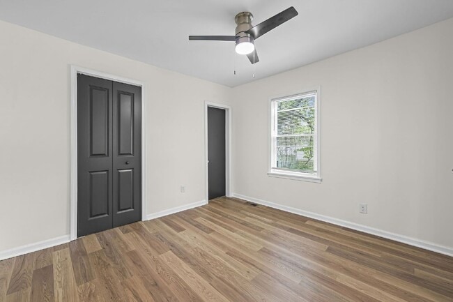 Building Photo - 441 Oak Dr