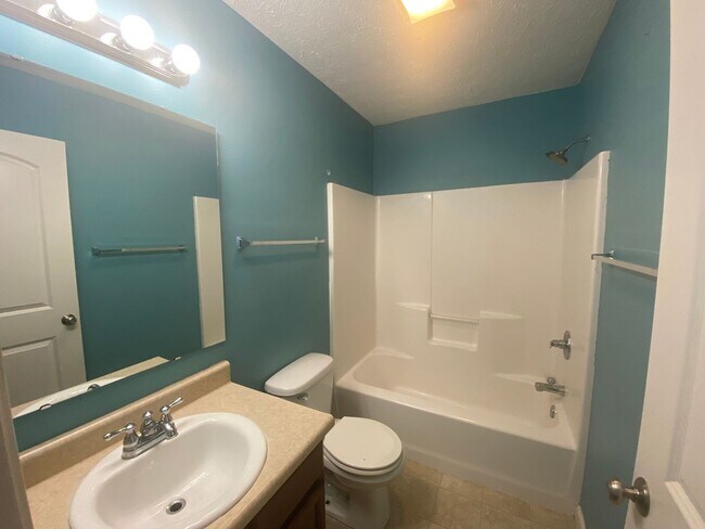 Building Photo - Spacious 3BD/2BR +Den Ranch in Lindberg Village