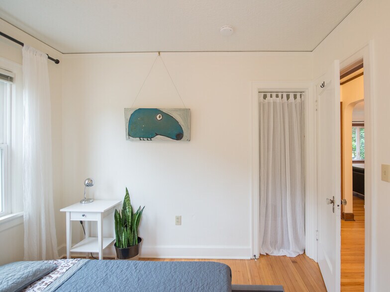 Building Photo - 2323 SE Pine St