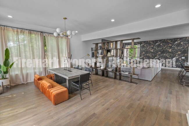 Building Photo - Fully Furnished 5 Bed, 3.5 Bath Located In...