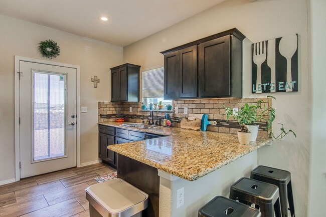 Building Photo - Beautiful Modern & Contemporary House 3 beds-2 baths in 79932