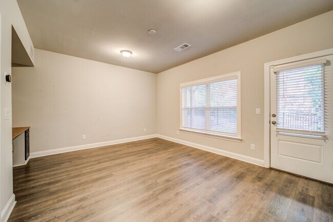 Building Photo - 1363 Harris Way S