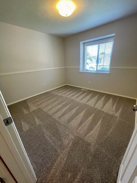 Building Photo - 5008 N Rothmans Ave