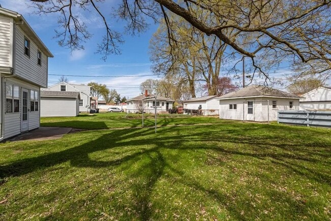 Building Photo - Southside 3BR house w/ garage and quartz countertops!