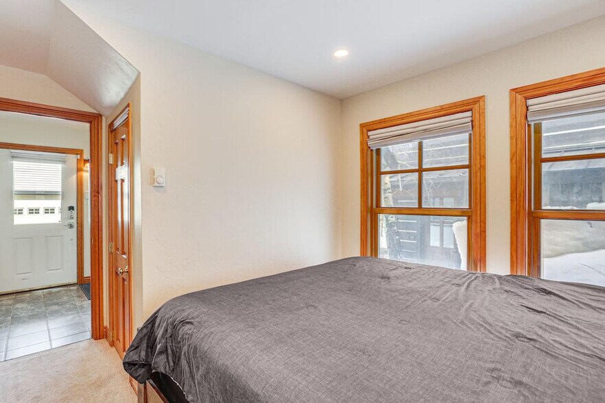 Building Photo - 304 N Main St