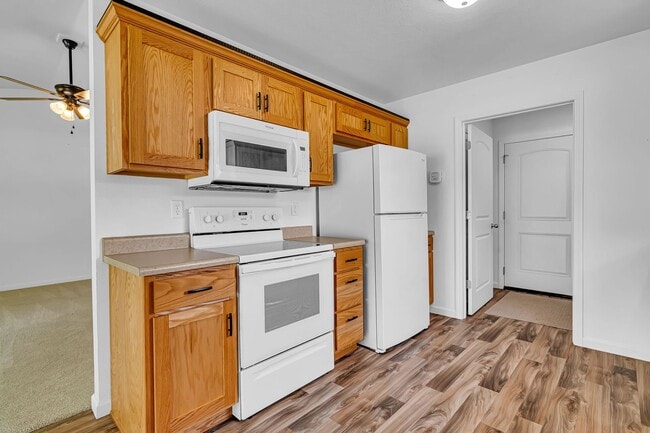 Building Photo - 3 bedroom 2 bath 2 Car Garage with fenced yard  for rent, Hollister, MO