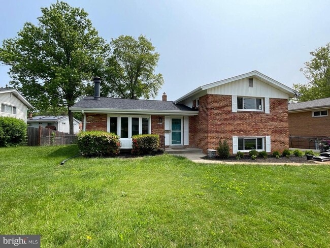 Building Photo - 9913 Pomona Dr
