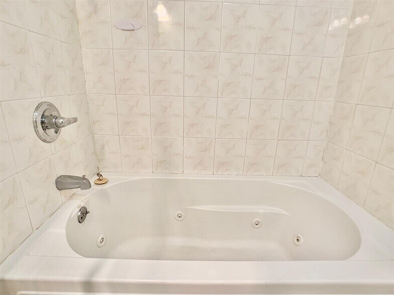 Building Photo - 3481 John F. Kennedy Blvd