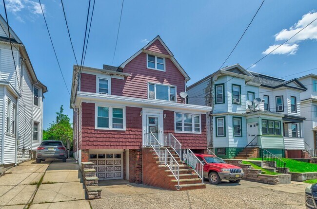 Building Photo - 33 E 42nd St