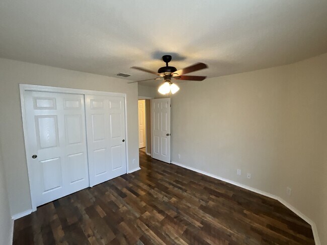 Building Photo - "Charming 3-Bed Oasis with Granite Touches & Cozy Fireplace in Cibolo!"