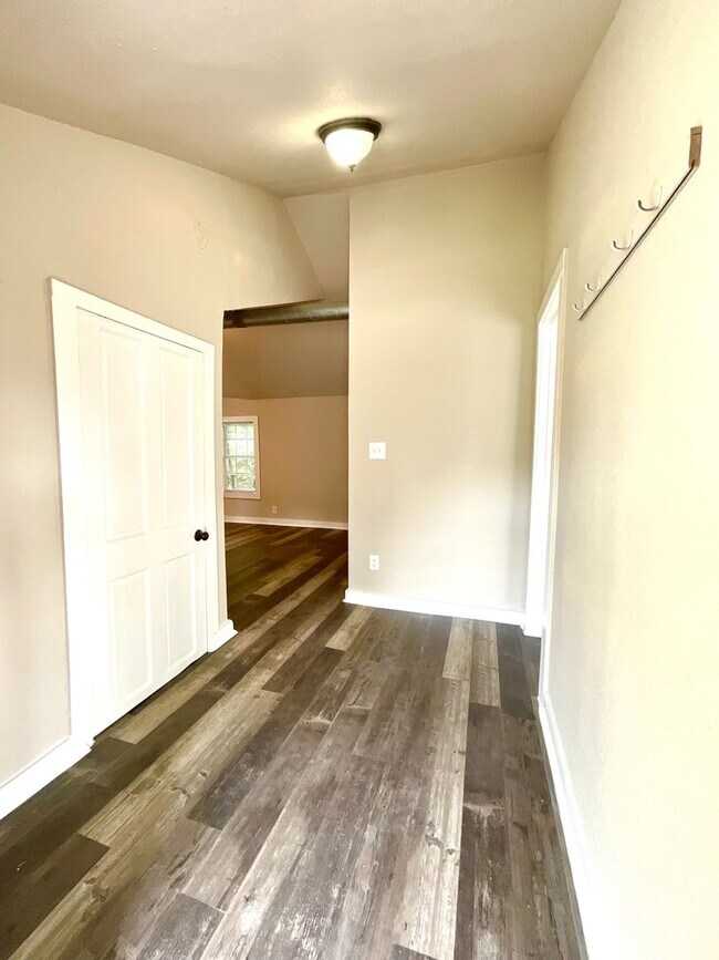Building Photo - Spacious 2-Bedroom Home Steps from Restaur...
