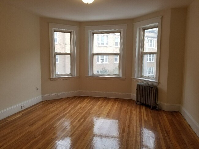 Building Photo - Charming 4 Bedroom -No Broker Fee