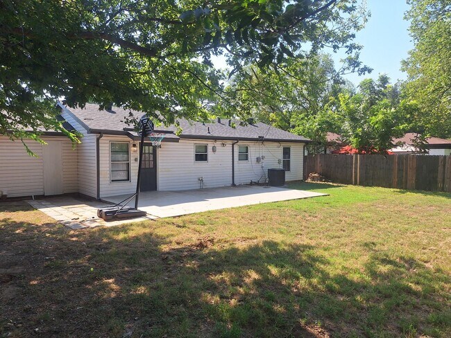 Building Photo - 1225 Harrison Ln