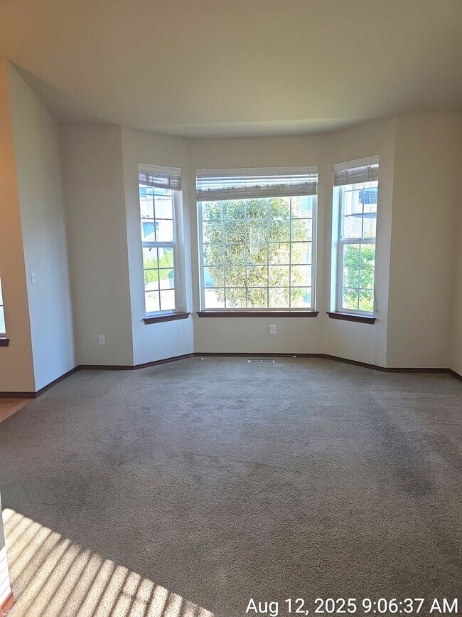 Building Photo - East Hill Kent 4 bedroom 2.5 bathroom with...