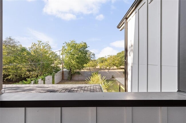 Building Photo - 613 Clifford Dr