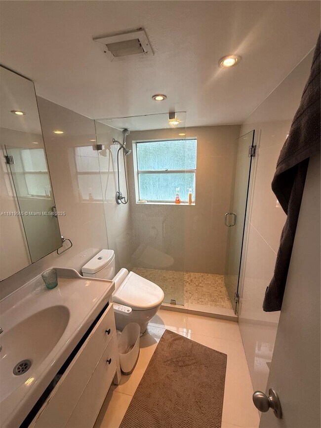 Building Photo - 1881 Washington Ave