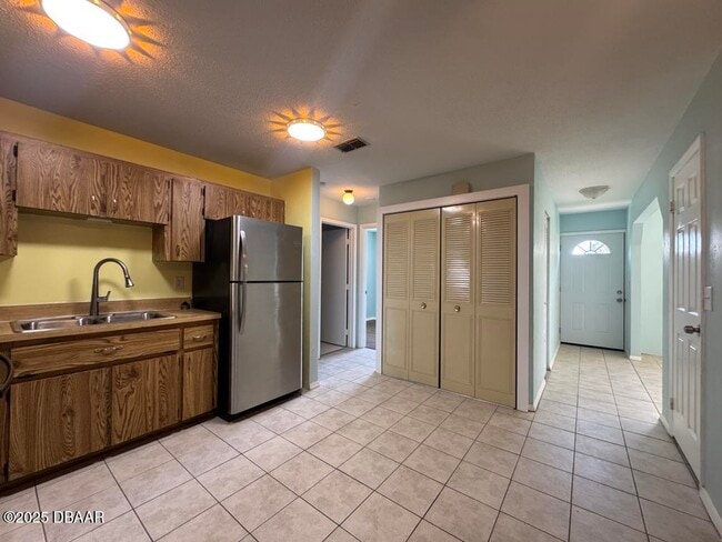 Building Photo - 1561 Sunset Ln