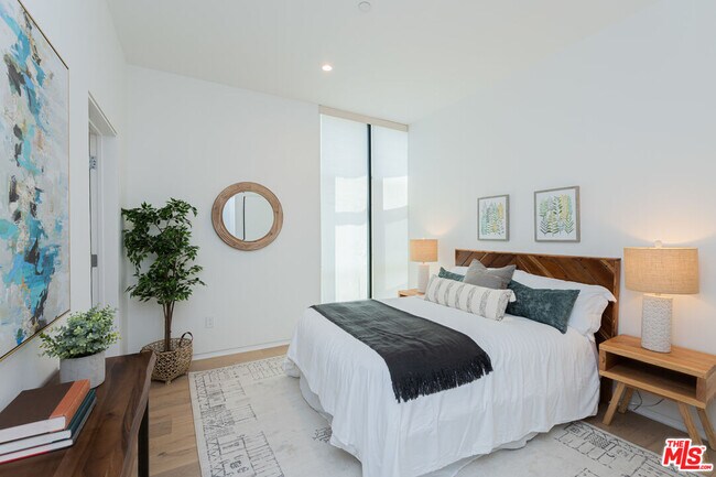 Building Photo - 825 Kings Rd