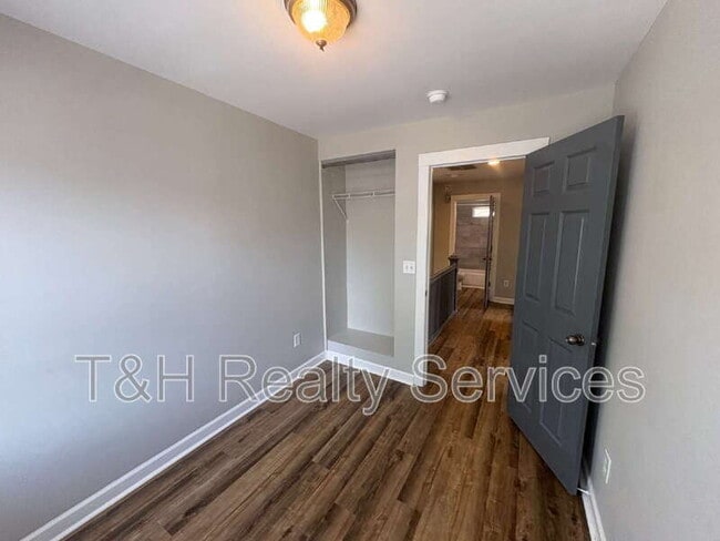 Building Photo - 637 N Gray St