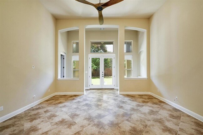 Building Photo - 211 Lake Como Dr