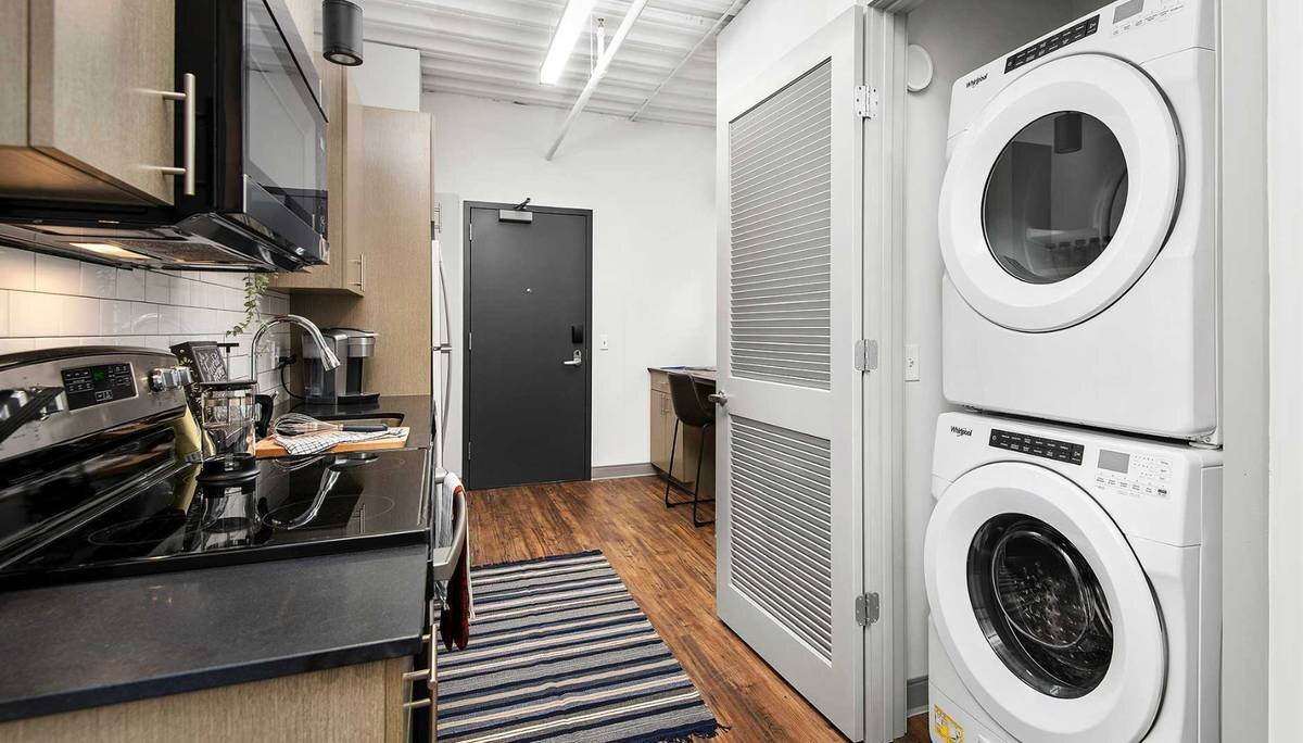 Building Photo - 943 W Dakin St