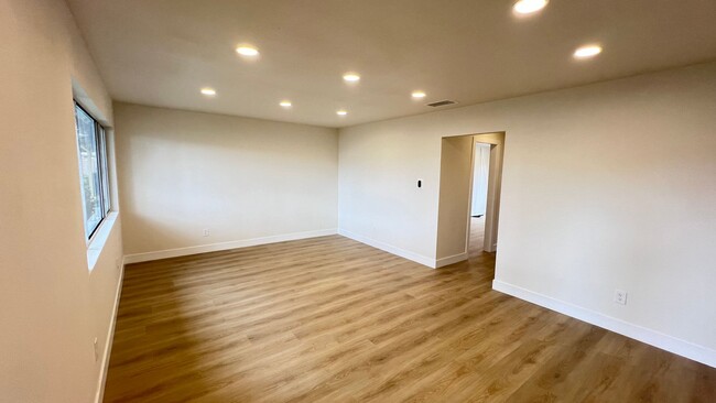 Building Photo - Beautifully Remodeled 1 Bedroom Condo in O...