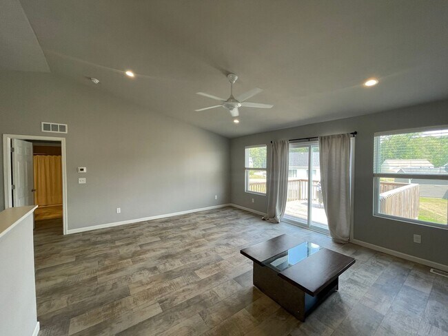 Building Photo - Three Bedroom Home in Portage