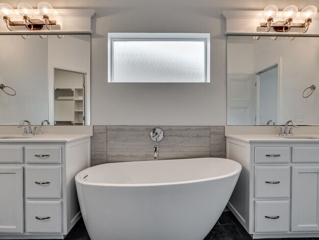 Building Photo - 4 Bedroom + Yukon Schools