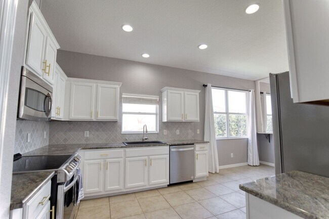 Building Photo - Annual Pool Home in The Stoneybrook Community of Venice!