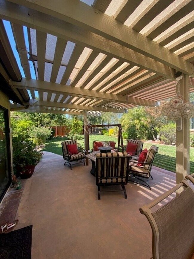 Building Photo - Large 3 bedroom home in quiet cul-de-sac with large backyard - Pets allowed