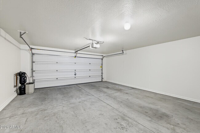 Building Photo - 6135 E Paradise Ln